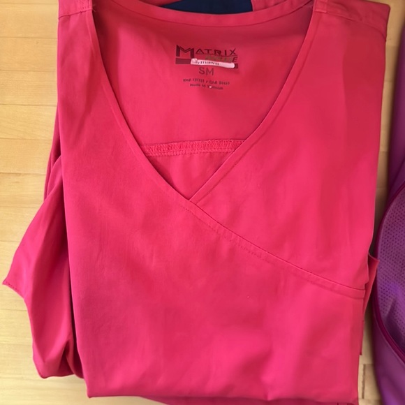 Matrix impulse scrub size small beautiful pink $30 - Picture 1 of 1